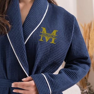 Geteilte Initial Monogramm Navy Waffel Robe, personalisierte Buchstabe Monogramm Bademantel, benutzerdefinierte gestickte Waffel Strickmantel