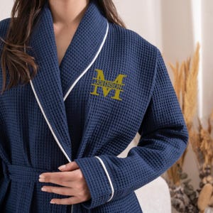 Roupão Waffle Azul Marinho Com Letra Dividida Monograma Presente de Natal Roupão Personalizado Letra Monograma Roupão de Banho