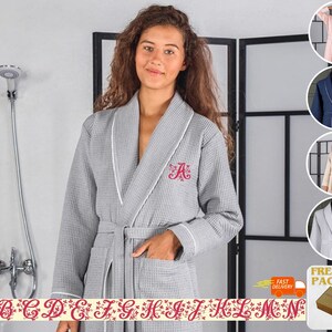 Bata de baño con letras florales en gris para dama, caballero, bata de baño personalizada con iniciales para pareja, regalo de aniversario