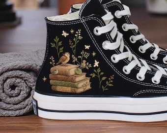 Tênis Converse de cano alto com estampa de livro e flor bordada: Tênis Vintage Sparrow