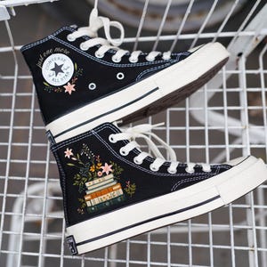 Converse med broderad bok och lilja: Anpassade bokälskarskor