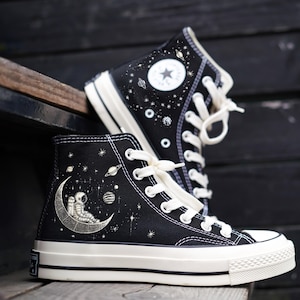 Converse de astronauta bordadas: Zapatillas Chuck Taylor Galaxy personalizadas para él