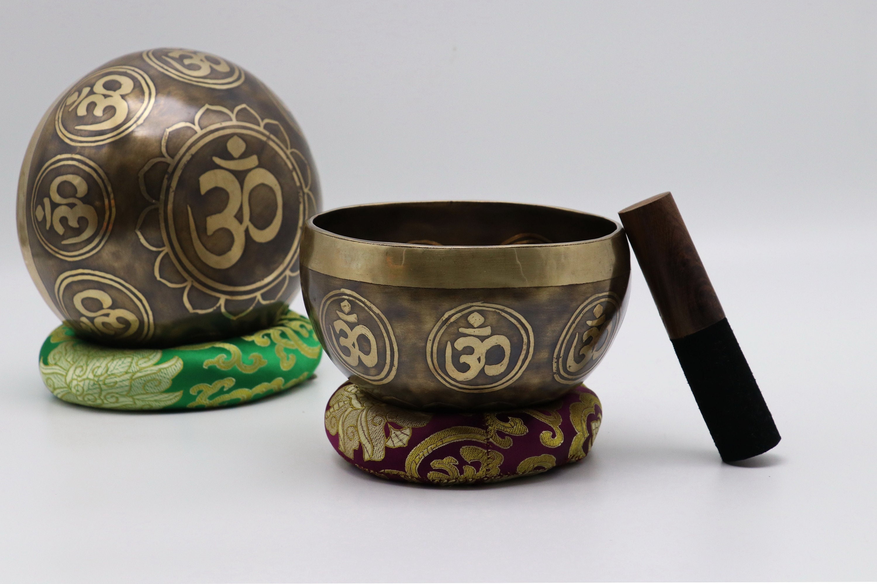 ネパール産スピリチュアルな6インチの特別なオム彫刻シンギングボウル