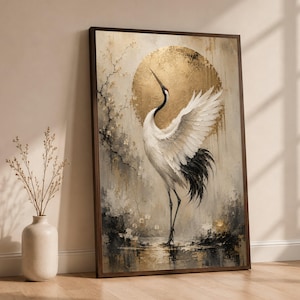 Peut inclure: Une impression d'art encadrée représentant une grue blanche aux plumes de queue noires, debout de profil. L'oiseau est placé devant un grand cercle doré texturé, avec des silhouettes de branches subtiles et un fond neutre et pictural.