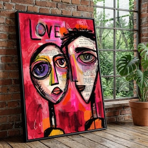 Peut inclure: Impression artistique abstraite représentant deux visages stylisés sur un fond rose vif. Le mot "LOVE" est écrit en noir en haut. L'œuvre est encadrée dans un cadre noir et est posée contre un mur de briques.