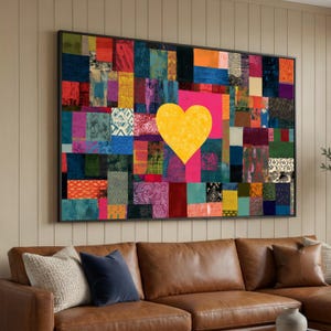 Peut inclure: Une grande œuvre d'art encadrée avec un motif patchwork et un cœur jaune sur fond rose. L'œuvre est composée de divers carrés de tissu colorés dans les tons de rouge, bleu, vert et violet. Elle est suspendue au-dessus d'un canapé en cuir marron.