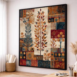 Puede incluir: Obra de arte enmarcada de gran tamaño con un diseño de árbol estilizado y un fondo de retazos. La obra utiliza una paleta de colores cálidos, incluyendo óxido, dorado y azul marino. El árbol tiene hojas coloridas. La obra está en un marco negro.