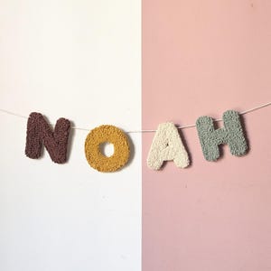 Guirlanda com Nome Personalizado | Faixa com Nome Personalizada | Presente para Bebê | Decoração de Berçário | Aniversário | Bordado com Agulha Perfurada