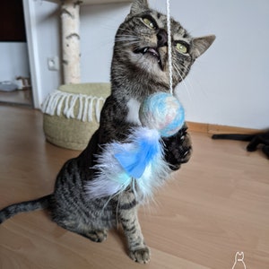 Katzenangel System Mika, Katzenspielzeug, Federspielzeug für Katzen, Filzball mit Glöckchen blau Bild 9