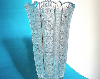 おそらくボヘミア産の、ダイヤモンドカットが施されたクリスタルの花瓶