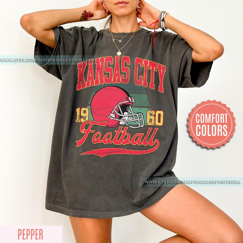 Kansas City Football Comfort Colors Vintage Style T-Shirt, Kansas City Football Crewneck, Football T-Shirt, Kansas City Fan Gifts FSE8 imagem 1