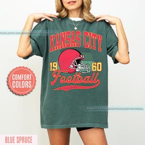 Kansas City Football Comfort Colors Vintage Style T-Shirt, Kansas City Football Crewneck, Football T-Shirt, Kansas City Fan Gifts FSE8 imagem 6