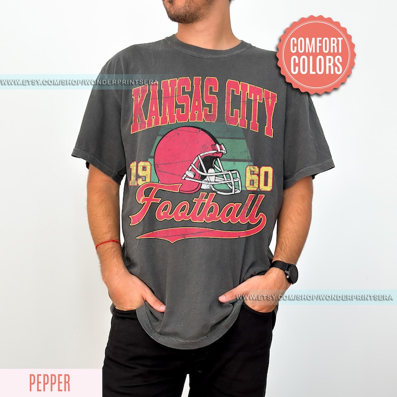 Kansas City Football Comfort Colors Vintage Style T-Shirt, Kansas City Football Crewneck, Football T-Shirt, Kansas City Fan Gifts FSE8 imagem 2