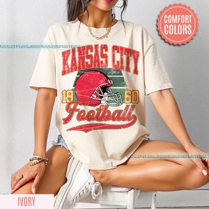 Kansas City Football Comfort Colors Vintage Style T-Shirt, Kansas City Football Crewneck, Football T-Shirt, Kansas City Fan Gifts FSE8 imagem 3