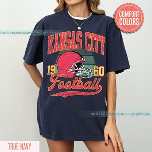 Kansas City Football Comfort Colors Vintage Style T-Shirt, Kansas City Football Crewneck, Football T-Shirt, Kansas City Fan Gifts FSE8 imagem 4