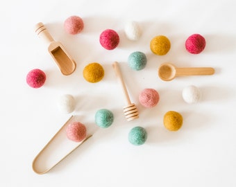 Pom-pom in feltro di lana naturale fatti a mano per il gioco sensoriale / Ispirato a Montessori / Mix di colori del prato / Mix di strumenti sensoriali in legno