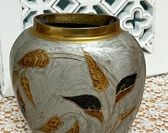 Vaso vintage in ottone smaltato con fiori di scorrimento dipinto a mano