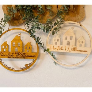 Haus mit Namen, Holzhaus personalisiert, Holz personalisierte Deko Wand Einzug, Türkranz, Türschild Familie, Geburtstagsgeschenk Hochzeit