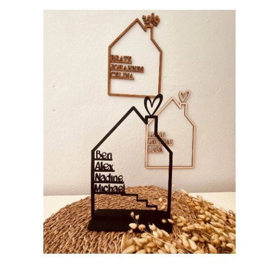 Haus mit Namen aus Holz - Personalisiertes Familienschild als Deko - Individuelles Geschenk zum Einzug & Hauseinweihung - Holzhäuschen