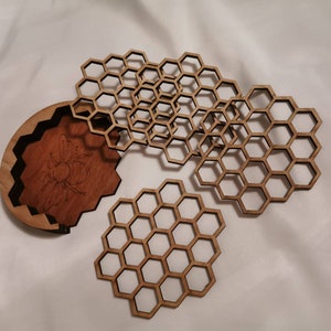Honeycomb honeycomb coaster set, including wooden holder, gift idea bees wood design, diameter of each coaster 12.5 cm bee