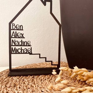 Haus mit Namen, Holzhaus personalisiert, 4mm Holz personalisierte Deko Wand Einzugsgeschenk, Türschild Familie, Geburtstagsgeschenk Hochzeit Bild 2