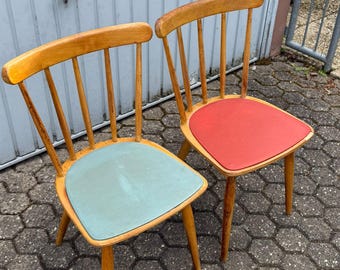 Twee keukenstoelen met spijlenrug, jaren 50/60, gemaakt van hout met vinyl zittingen, Mid Century Vintage #157