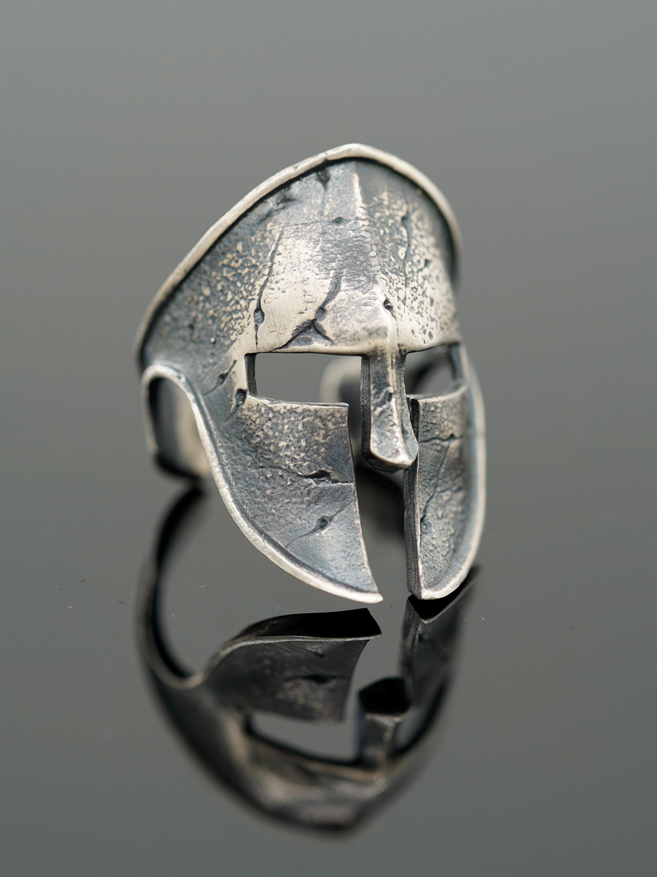 Anillo de casco de guerrero oxidado hecho a mano en plata de ley