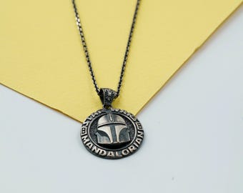 Handgemaakte sterlingzilveren Unisex Mandalorian-ketting, op Star Wars geïnspireerde sieraden, Mandalorian-cadeau, Star Wars-cadeaus, luxe sieraden, verkoop