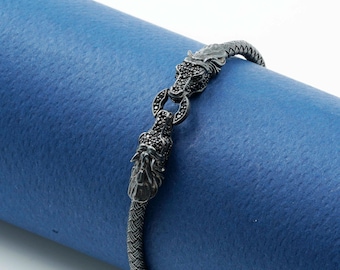 Pulsera de plata de ley hecha a mano con doble dragón y circonita negra.