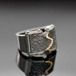 Anillo de plata de ley para hombre hecho a mano con baño de rodio negro. Joya llamativa, única y de bordes afilados. Joya gótica. Oferta.