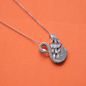 Luxe witte stenen zwaan vrouwen ketting, dierlijke zwaan hanger, handgemaakte zilveren zwaan ketting, minimalistische vrouwen hanger, cadeau voor vriendin