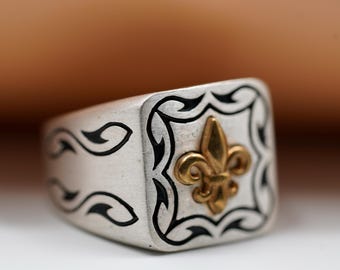 Sterling Silver Fleur de Lis Ring for Men – Vintage Gothic Signet Ring with Gold-Tone Lily Emblem – Medieval Style Masculine Gift