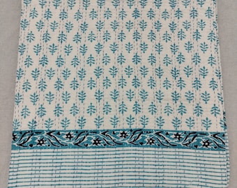 Trapunta Kantha in cotone con stampa a blocchi di fiori bianchi