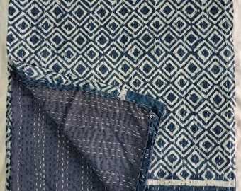 Colcha Kantha com estampa manual em índigo: Colcha leve de algodão.