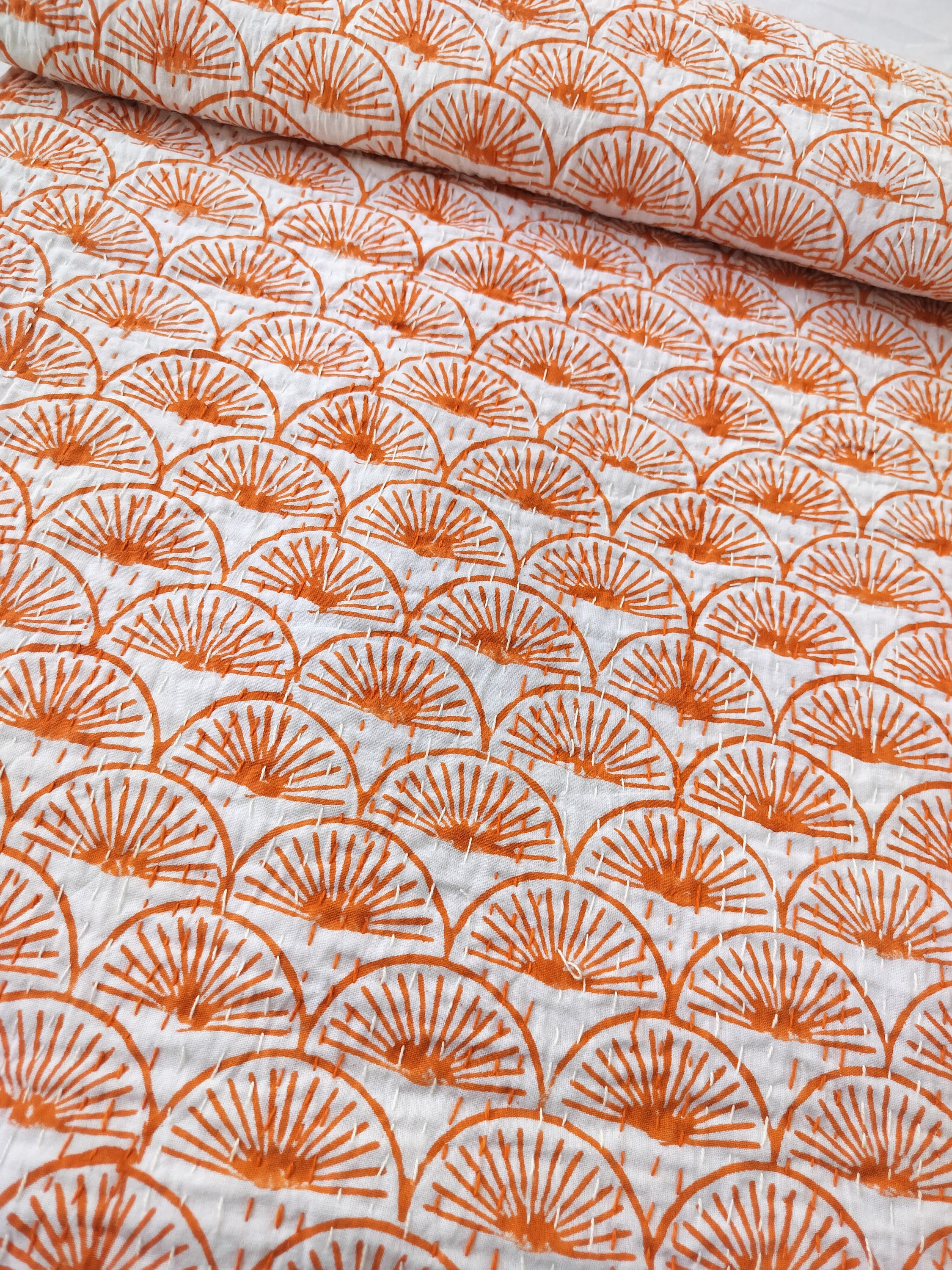 Handgemaakte oranje kantha-quilt: boho katoenen sprei met handblokprint