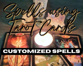 Puede incluir: Tres cartas de tarot con bordes dorados e imágenes del As de Bastos, el As de Pentáculos y el Tres de Copas. Las cartas están dispuestas sobre una superficie de madera con una vela y cristales en el fondo. El texto "Spells using Tarot Cards" y "CUSTOMIZED SPELLS" se superpone a la imagen.
