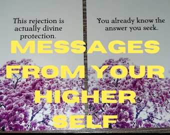 Può includere: Due carte con uno sfondo floreale rosa e bianco. Il testo sulle carte dice "Rejection" e "Intuition". Il testo sulle carte dice "This rejection is actually divine protection." e "You already know the answer you seek." Il testo "MESSAGES FROM YOUR HIGHER SELF" è in grandi lettere gialle.