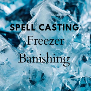 以下が含まれることがあります： 「SPELL CASTING Freezer Banishing」の黒い文字が入った氷のキューブのクローズアップ。氷のキューブは水色で、半透明に見えます。