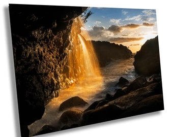 Impresión de los acantilados al atardecer de Kauai: Cascada Queens Bath, paisaje marino de Hawái