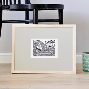 Stampa artistica da parete con cornice Wavy Bay, stampa artistica astratta con baia costiera, carta naturale, cornice in legno