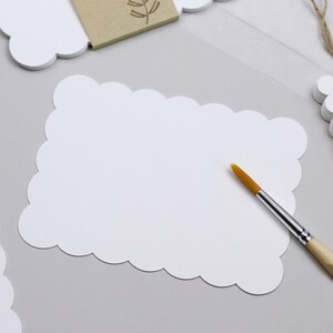 Postales en blanco hechas de papel de acuarela con un gran borde de onda de burbujas para que las diseñes tú mismo
