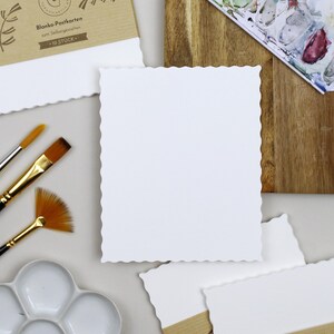 Postkarten mit gewelltem Rand aus mattem, strukturiertem Naturpapier (300 g/m²)