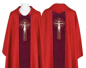Casulla gótica decorada con bordados de alta calidad.