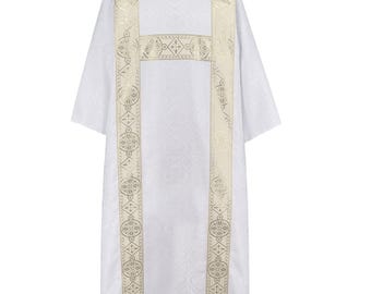 Túnica blanca con manípulo