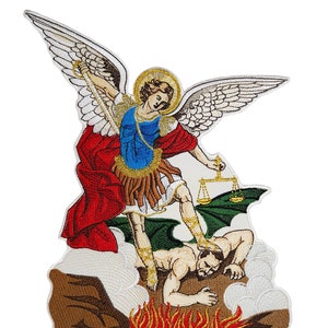 Puede incluir: Parche bordado que representa a San Miguel Arcángel. El ángel, con halo y alas doradas, se muestra con una espada y una balanza, pisando a un demonio. El parche presenta colores rojo, azul, dorado y marrón.