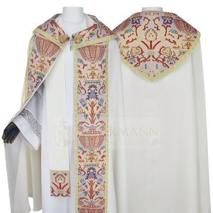 Gotischer Mantelmantel und Priester Stola