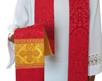 Könnte beinhalten: Eine rote liturgische Stola mit einem tonalen Damastmuster und einem gold bestickten Kreuzfeld. Die Stola liegt über einem weißen Albe mit spitzenverzierten Ärmeln. Der goldene Bereich zeigt ein zentrales Kreuzmotiv mit feinen Bordüren.
