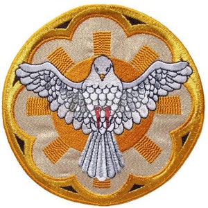 Puede incluir: Un parche circular bordado de color amarillo y dorado, en el que se representa una paloma blanca con acentos rojos, con las alas extendidas. La paloma está rodeada de un diseño de sol radiante con una cruz en el centro.