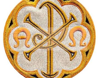 Könnte beinhalten: Ein gold gestickter Aufnäher mit einem christlichen Symbol, dem Chi Rho, umgeben von den griechischen Buchstaben Alpha und Omega. Der Aufnäher ist rund und hat einen weißen Hintergrund.