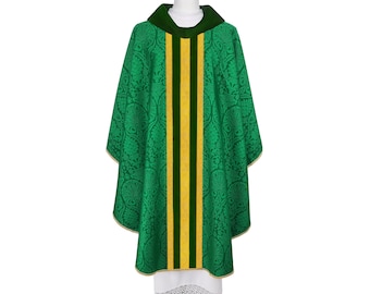 Casulla gótica decorada con cinta de alta calidad sobre terciopelo.